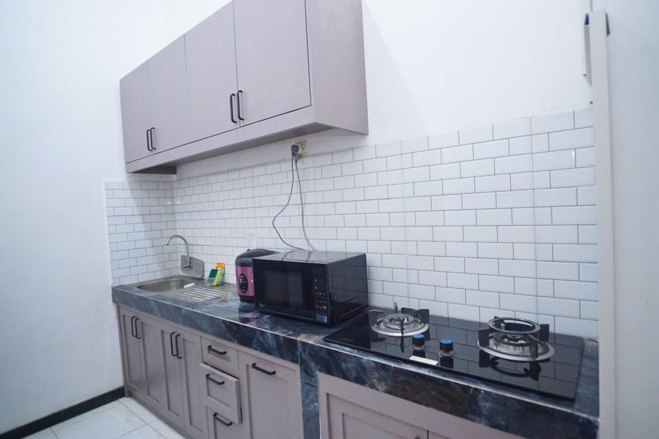 Coffee/tea facilities, Kitchen or kitchenette, stove