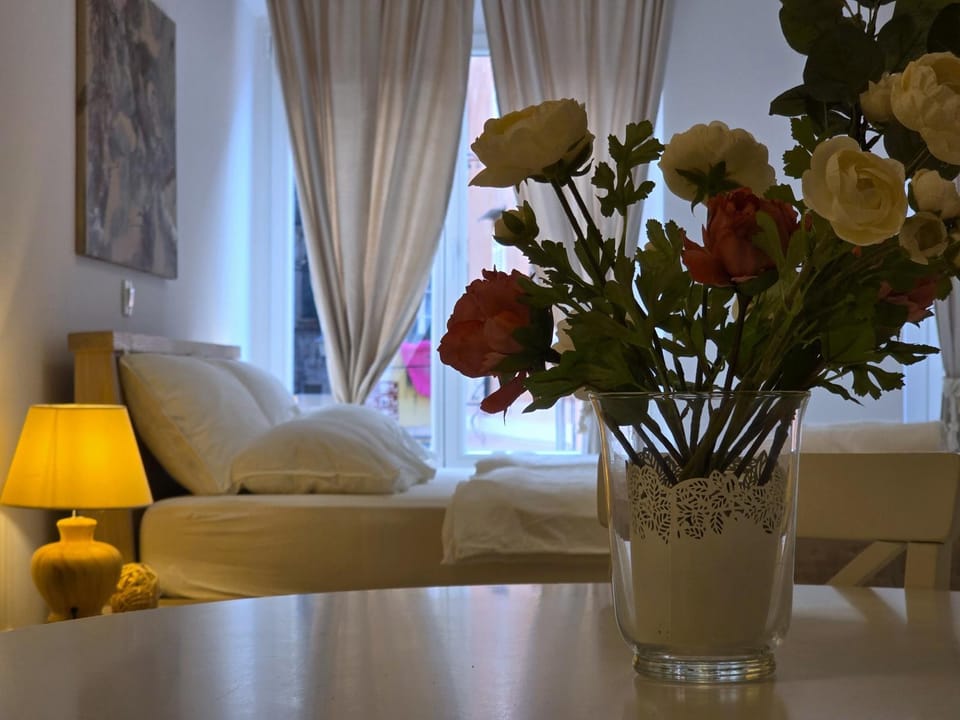Bed, Dining area, Bedroom