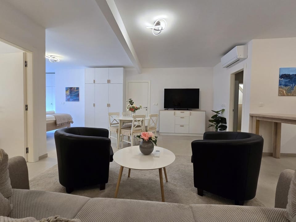 TV and multimedia, Living room, Seating area