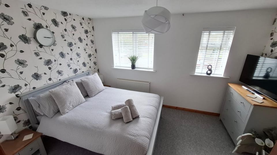 Bed, TV and multimedia, Bedroom, hair dryier, towels
