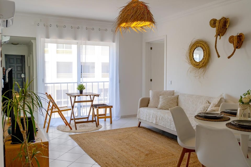 TV and multimedia, Living room, Dining area, Entertainment, Meals, air conditioner