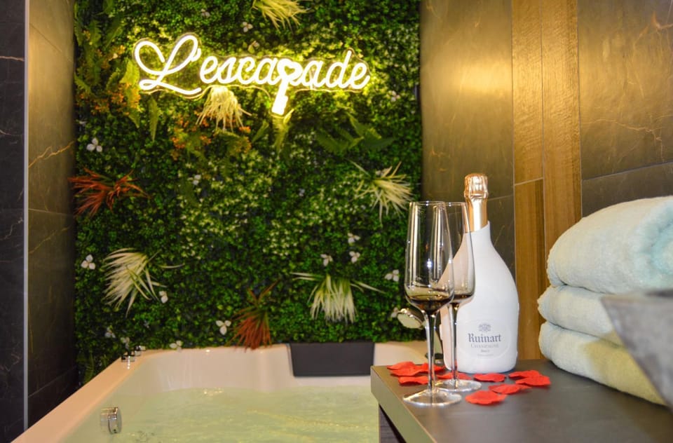 Spa and wellness centre/facilities, Decorative detail, Alcoholic drinks