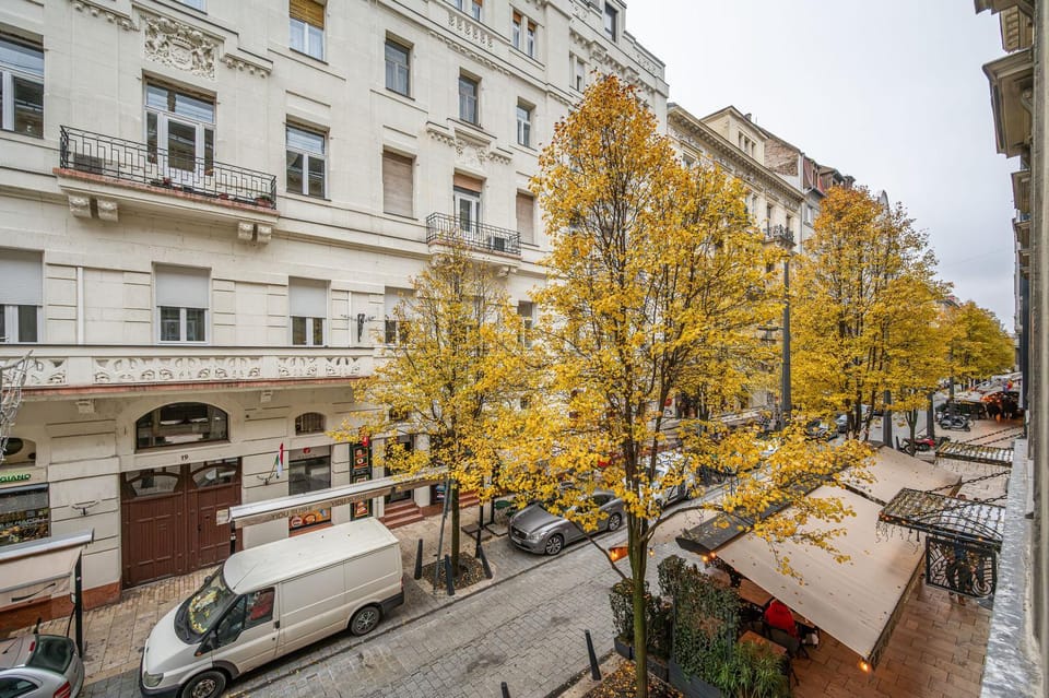 Property building, Day, Neighbourhood, City view, Street view, Location, Parking