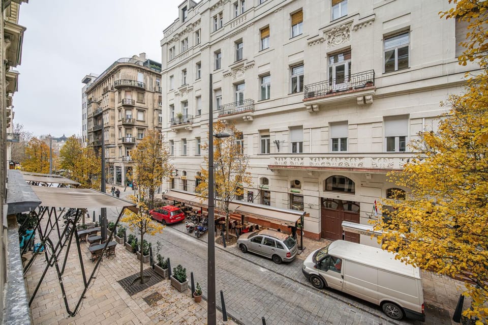 Property building, Day, Neighbourhood, City view, Street view, Location, Parking