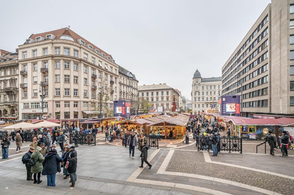 Nearby landmark, Day, People, Neighbourhood, City view, Street view, Location, group of guests