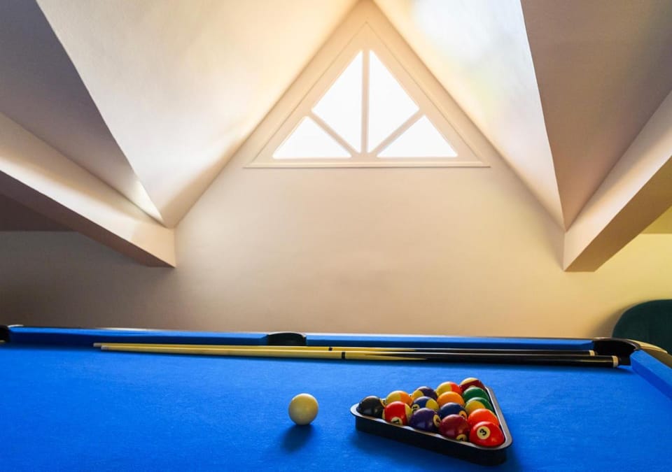 Billiard, Game Room