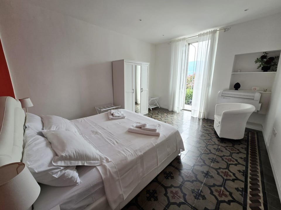 Bed, View (from property/room), View (from property/room), Bedroom, Lake view, Lake view, wardrobe, air conditioner, air conditioner