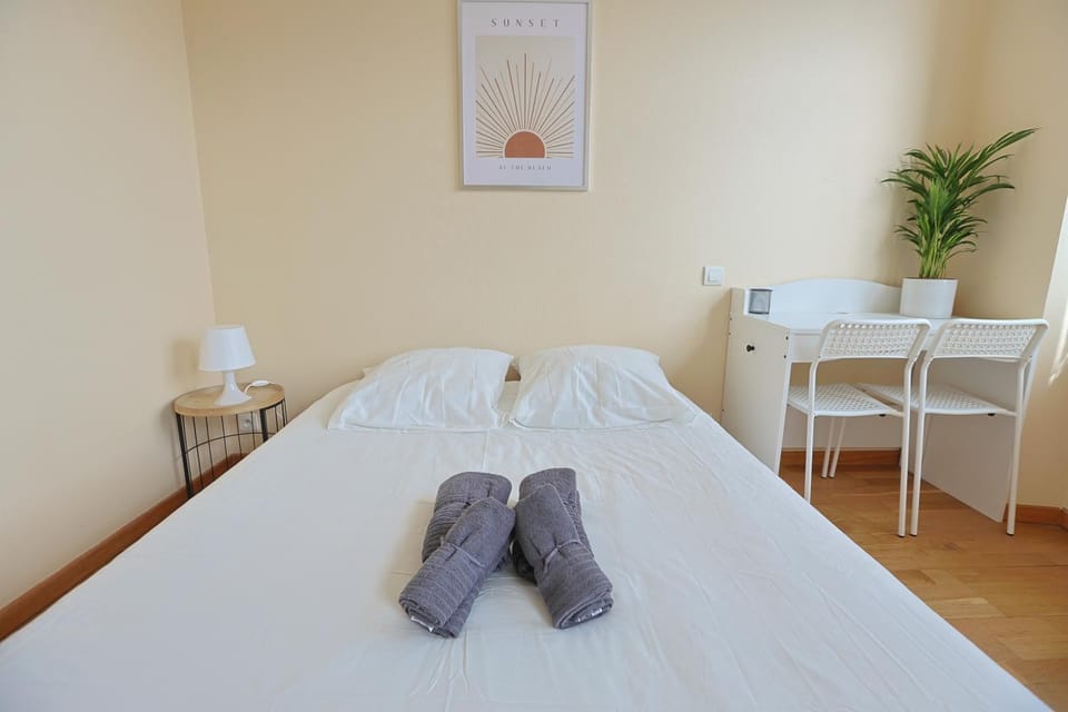 Bed, Photo of the whole room, towels