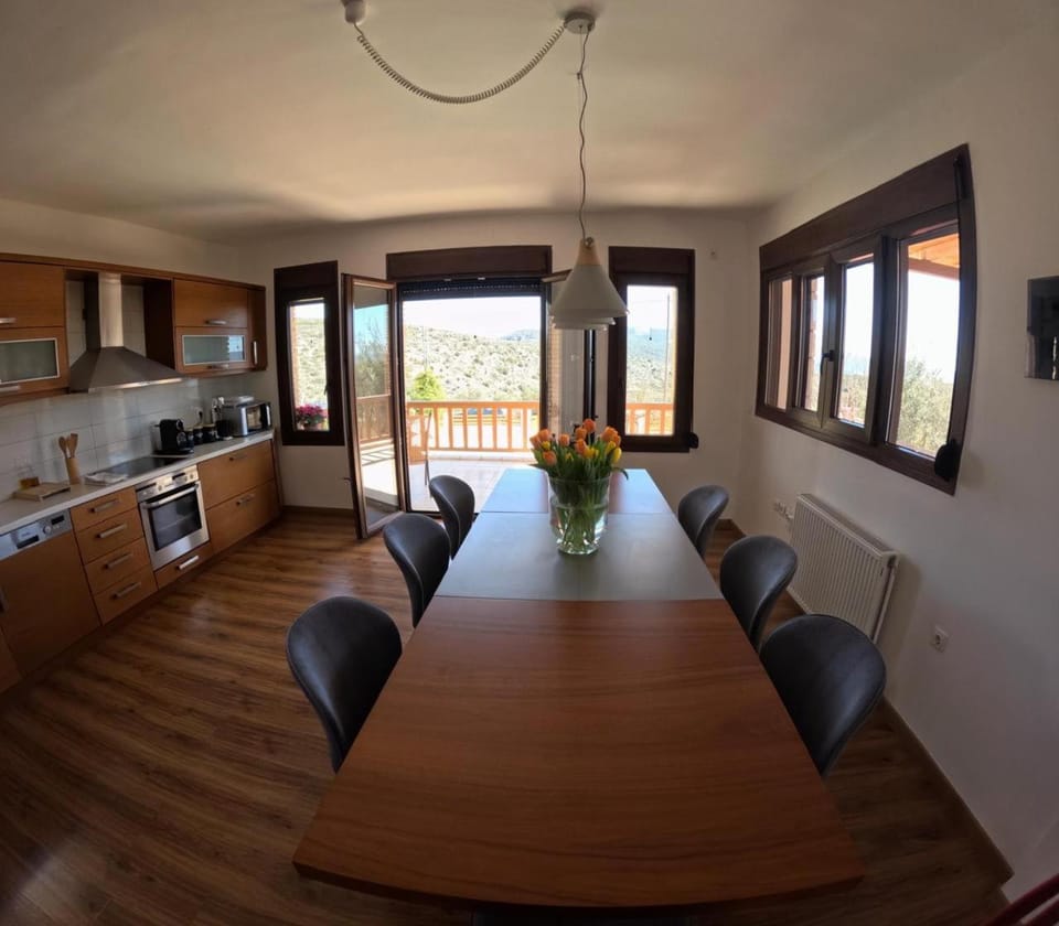 Kitchen or kitchenette, Dining area, stove