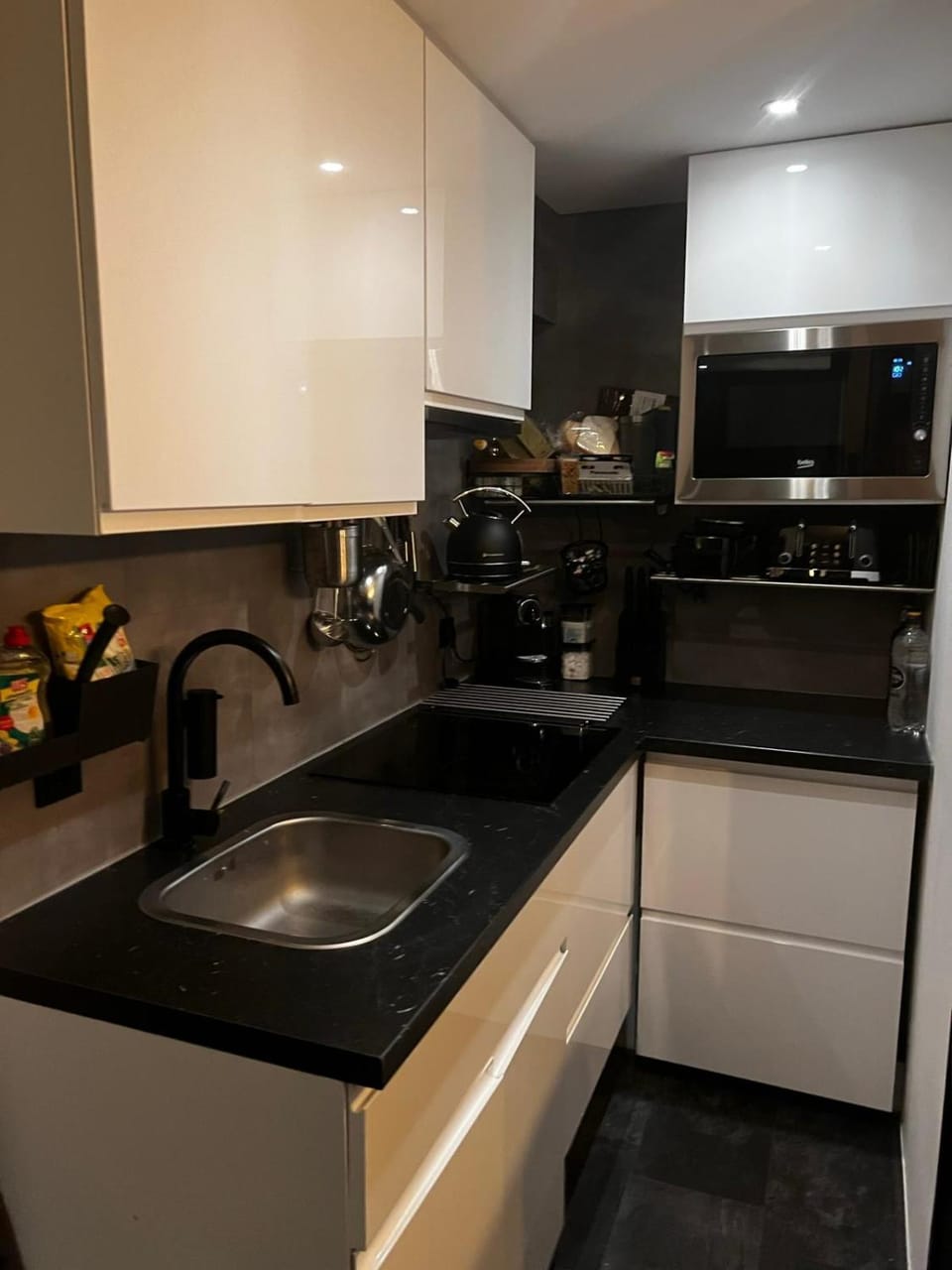 Coffee/tea facilities, Kitchen or kitchenette, dishwasher, stove, toaster
