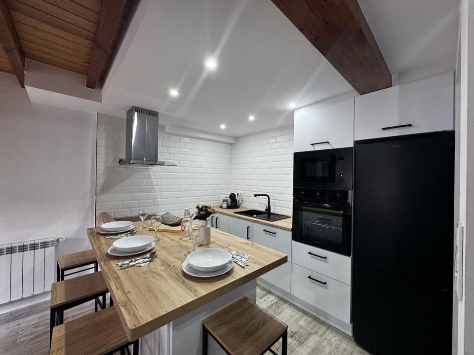 Kitchen or kitchenette, Dining area