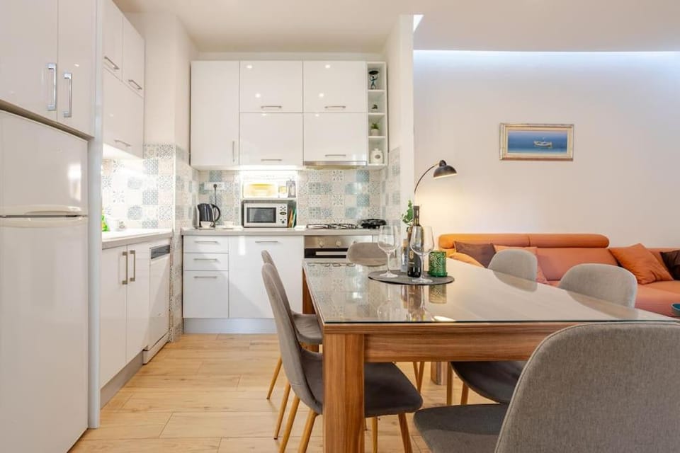 Kitchen or kitchenette, Living room, Seating area, Dining area, dishwasher, oven, stove, toaster