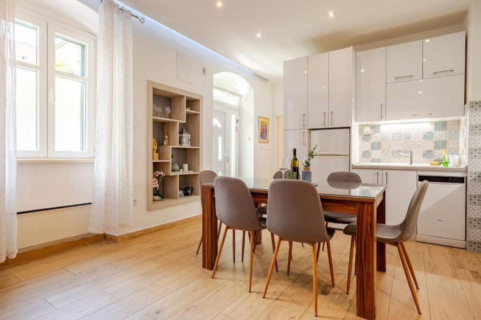 Kitchen or kitchenette, Seating area, Dining area