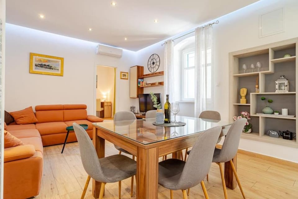 TV and multimedia, Living room, Seating area, Dining area