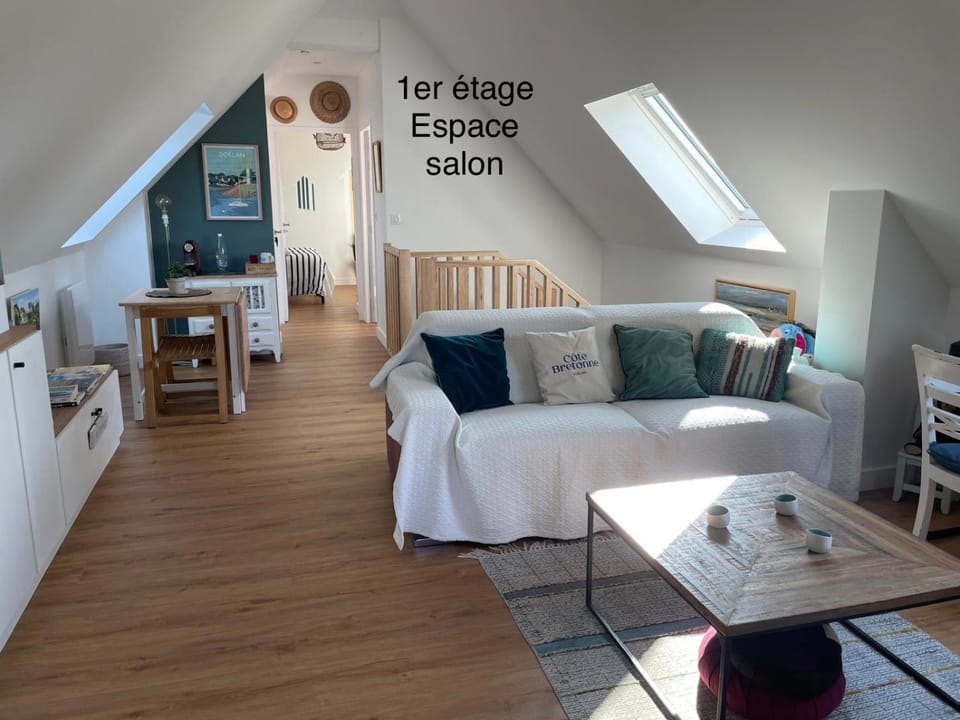 Ty Glazu Villa neuve grand confort, jardin 1600m2, GR34, criques, restos et port Doelan à pied Villa in Clohars-Carnoët