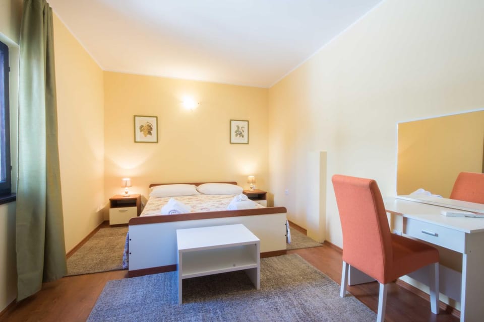 Bed, Photo of the whole room, Seating area, Bedroom