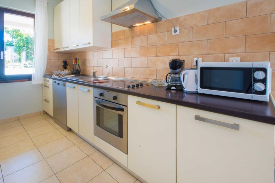 Coffee/tea facilities, Kitchen or kitchenette, dishwasher, stove, toaster