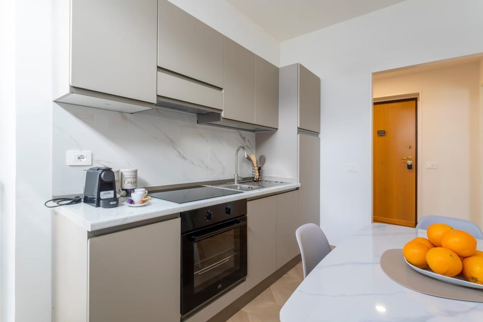 Coffee/tea facilities, Kitchen or kitchenette, Food and drinks, Dining area, Food, stove, toaster