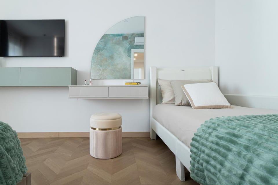 Bed, TV and multimedia, Photo of the whole room, Bedroom, hair dresser, towels