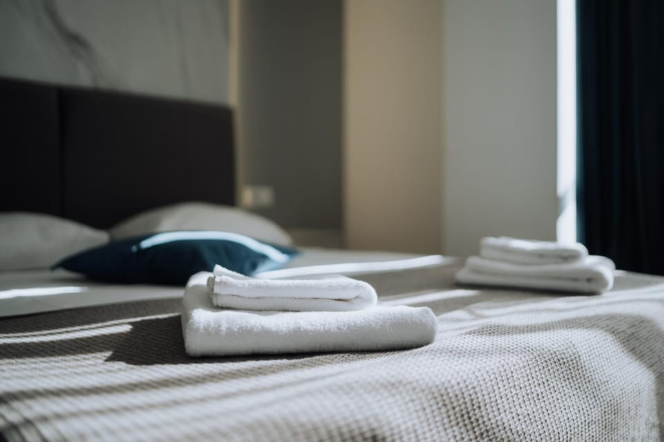 Bed, Bedroom, towels