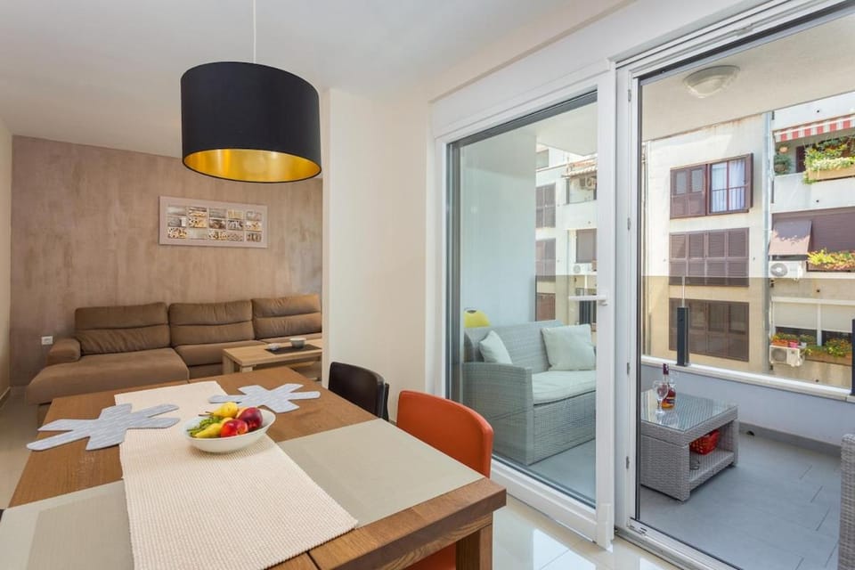 Food and drinks, Seating area, Dining area