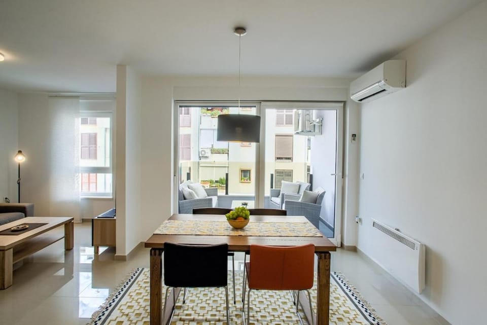 Seating area, Dining area, air conditioner