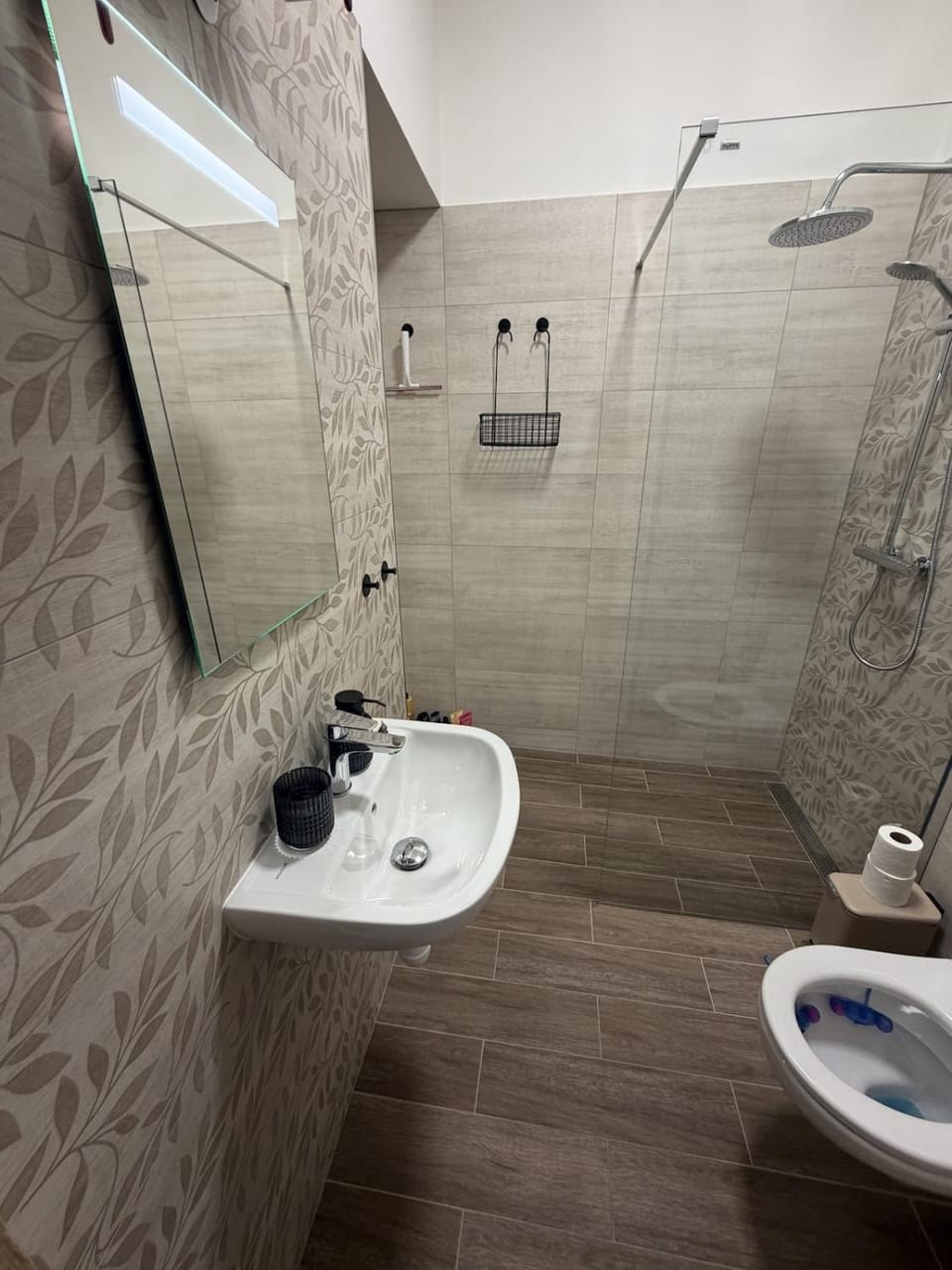 Shower, Toilet, Bathroom, towels