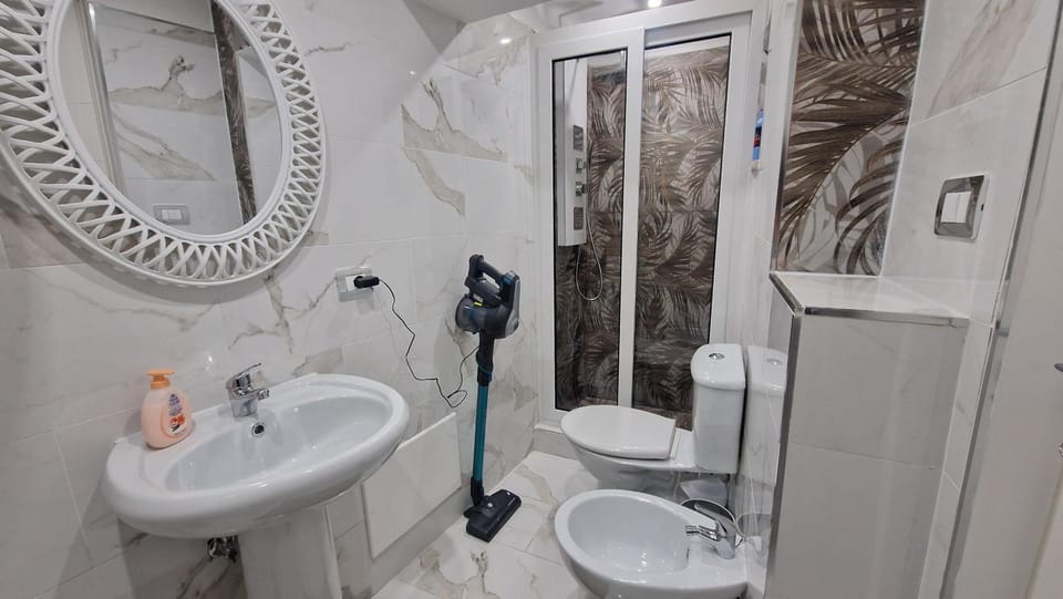 Shower, Toilet, Bathroom, bidet, towels