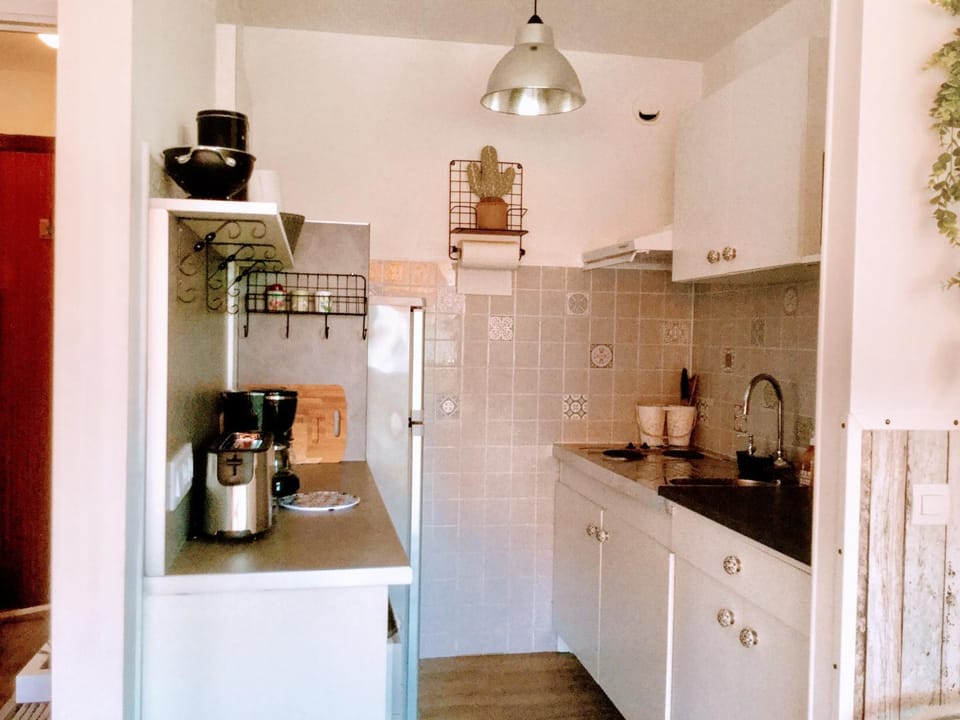 Coffee/tea facilities, Kitchen or kitchenette, stove, toaster