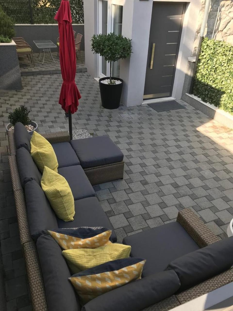 Patio, Facade/entrance, Living room, Seating area