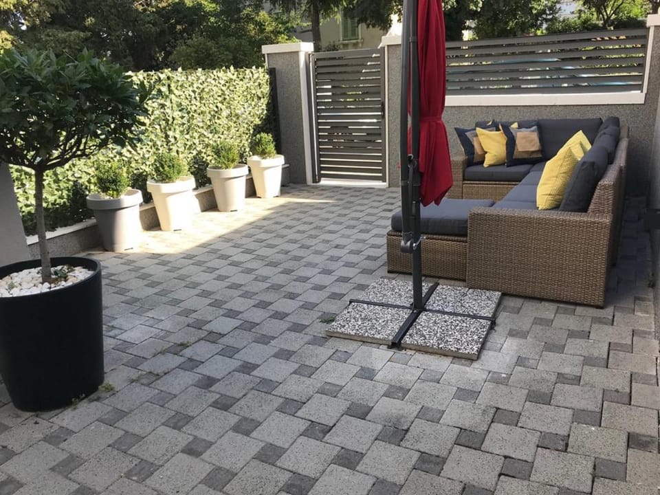 Property building, Patio, Facade/entrance, Activities, Balcony/Terrace, Garden view