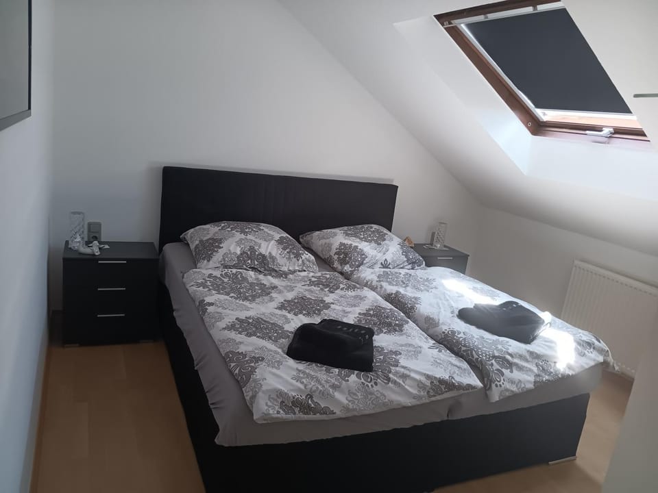 Bed, Photo of the whole room, Bedroom, soundproof, towels