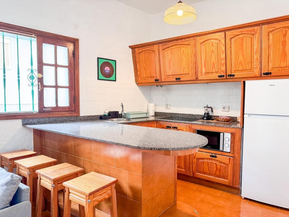 Kitchen or kitchenette, Dining area, stove