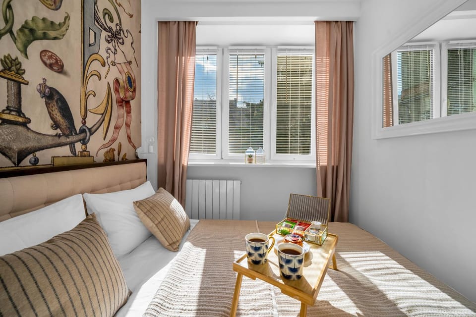 Bed, Seating area, Dining area, Bedroom