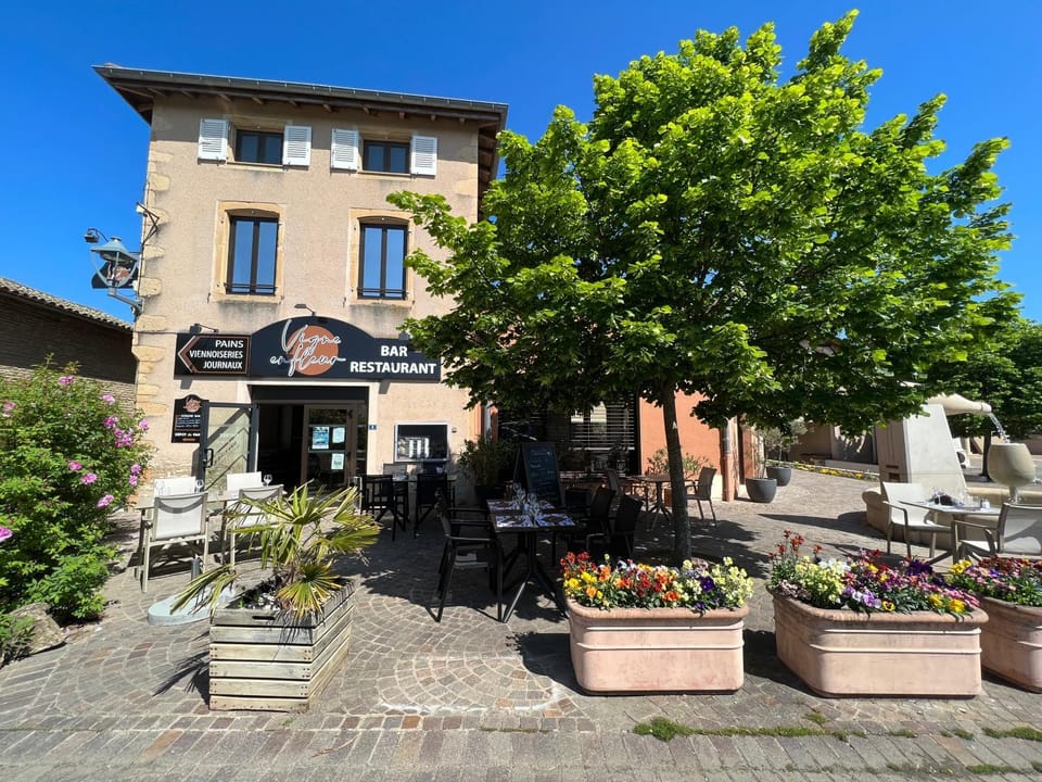Property building, Restaurant/places to eat