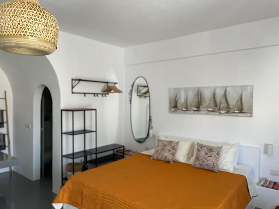 Cavalari Santorini - Sunny and quiet room #2 Apartment in Santorini