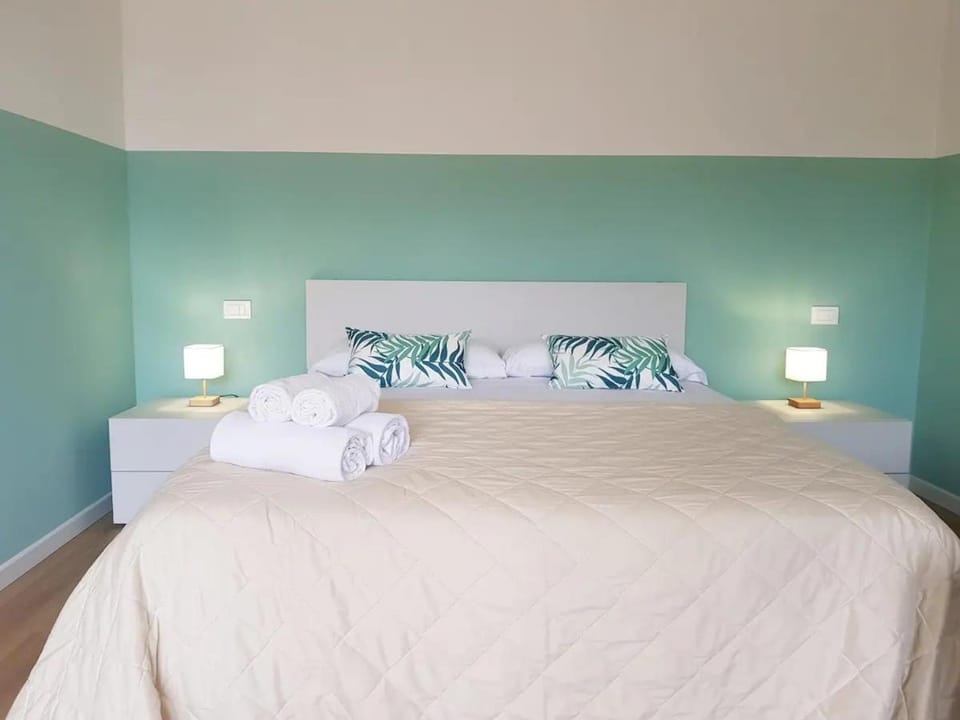Bed, Other, Photo of the whole room, Bedroom, towels