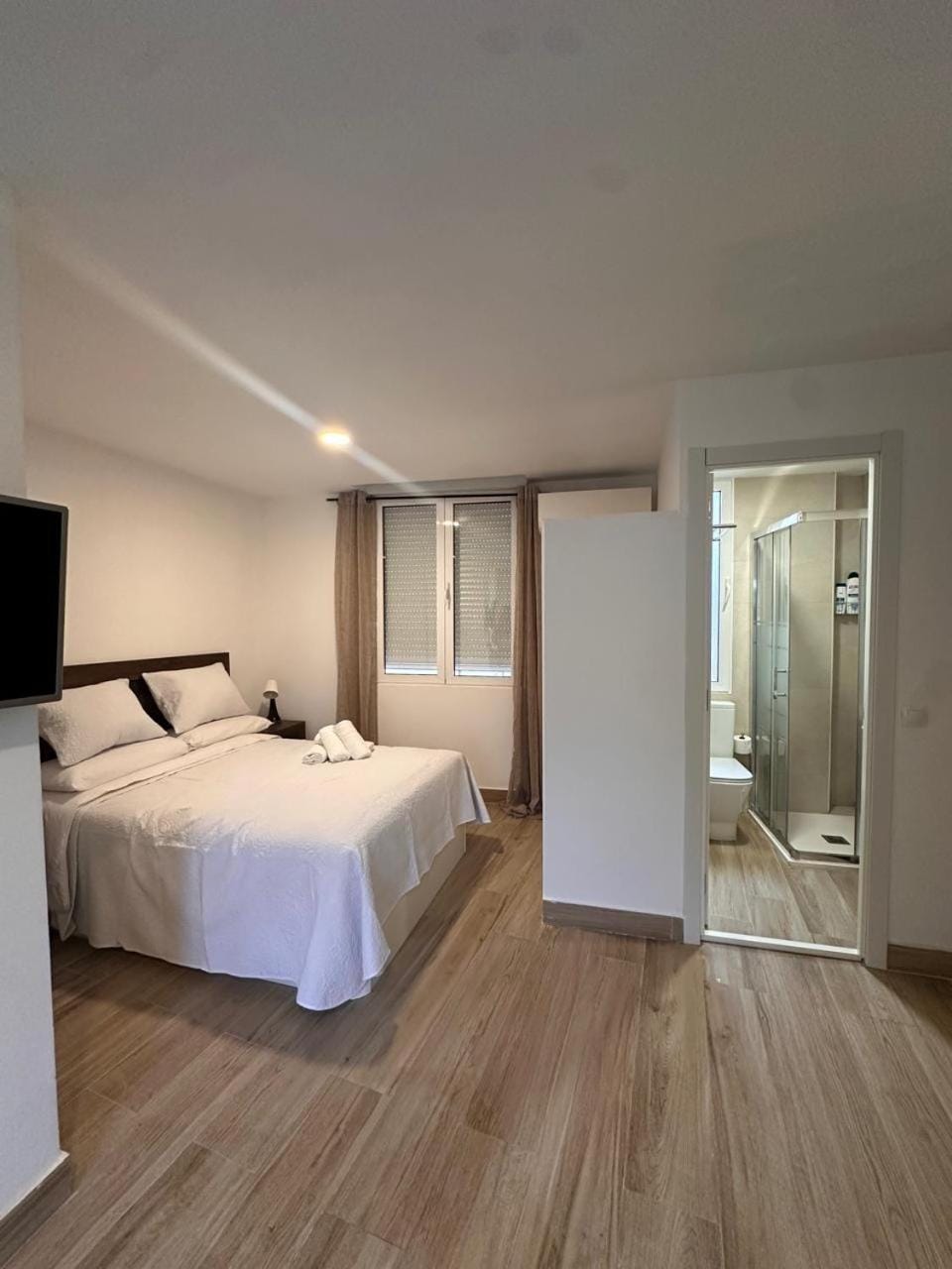 Photo of the whole room, Bedroom