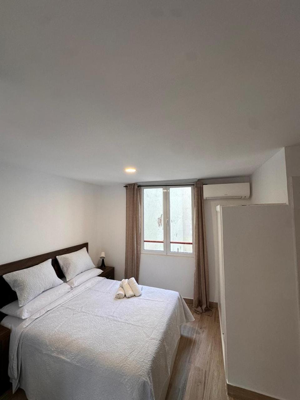 Bed, Photo of the whole room, wardrobe