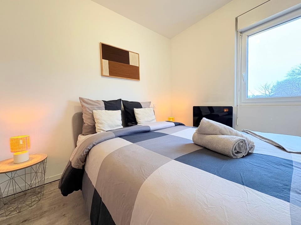 Bedroom, towels