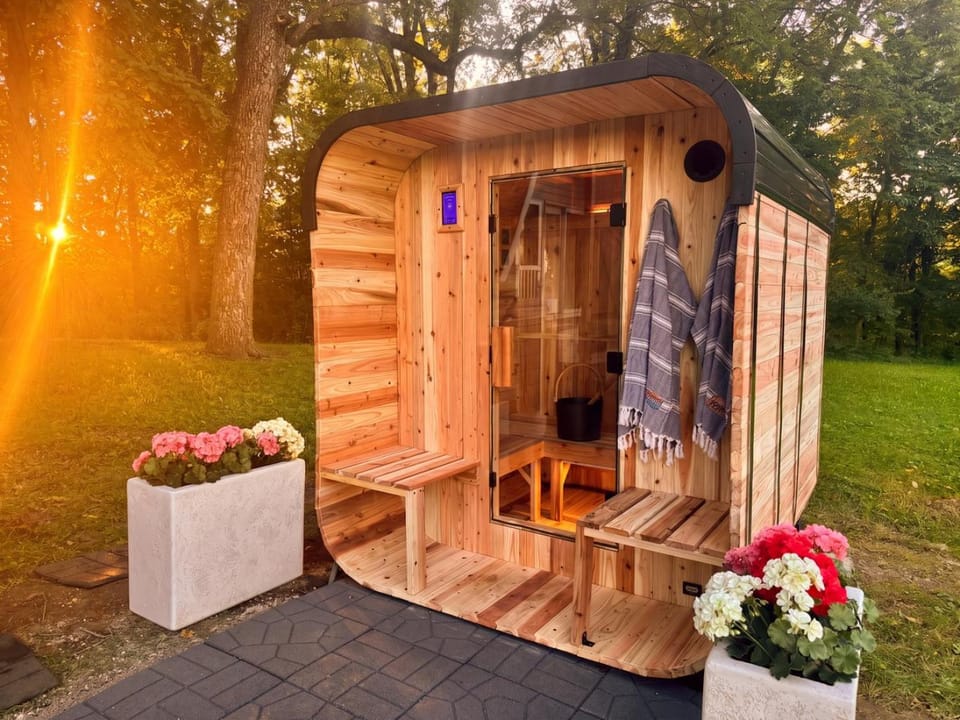 2 acre private wellness retreat with sauna, hot tub and outdoor games House in Illinois