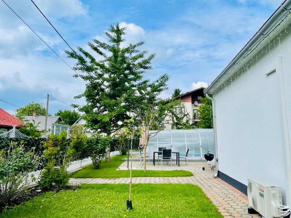 Property building, Spring, Day, Garden, Garden view