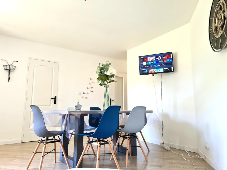 Communal lounge/ TV room, TV and multimedia, Living room, Seating area, Dining area