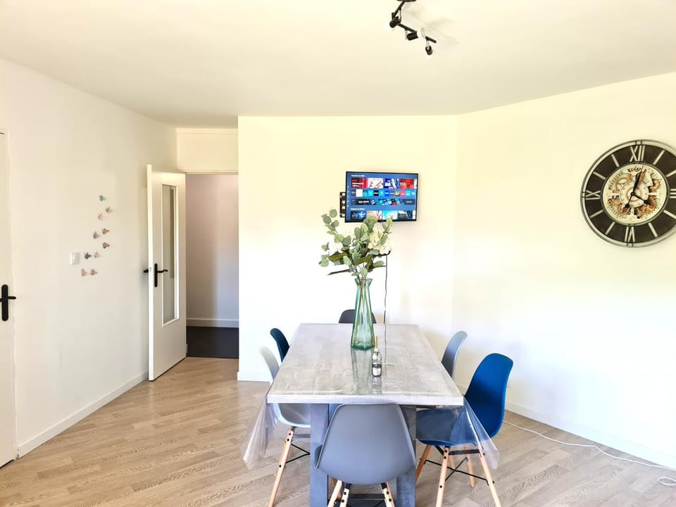 Communal lounge/ TV room, TV and multimedia, Dining area