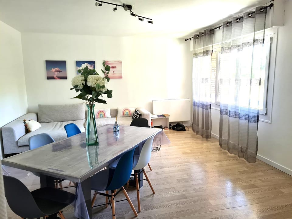 Seating area, Dining area