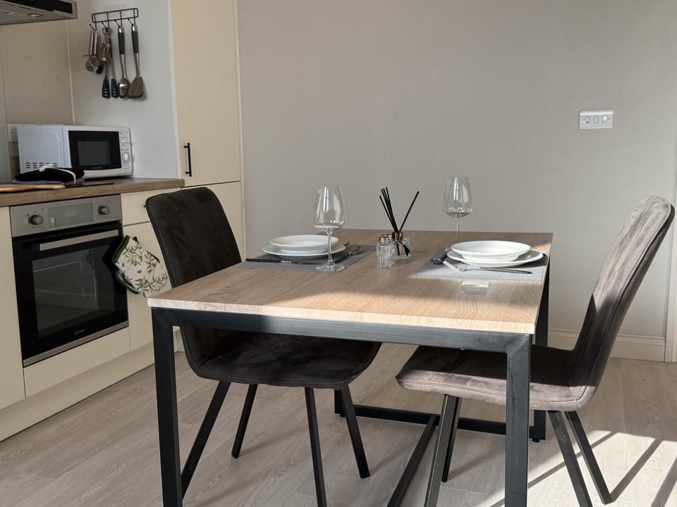 Kitchen or kitchenette, Dining area