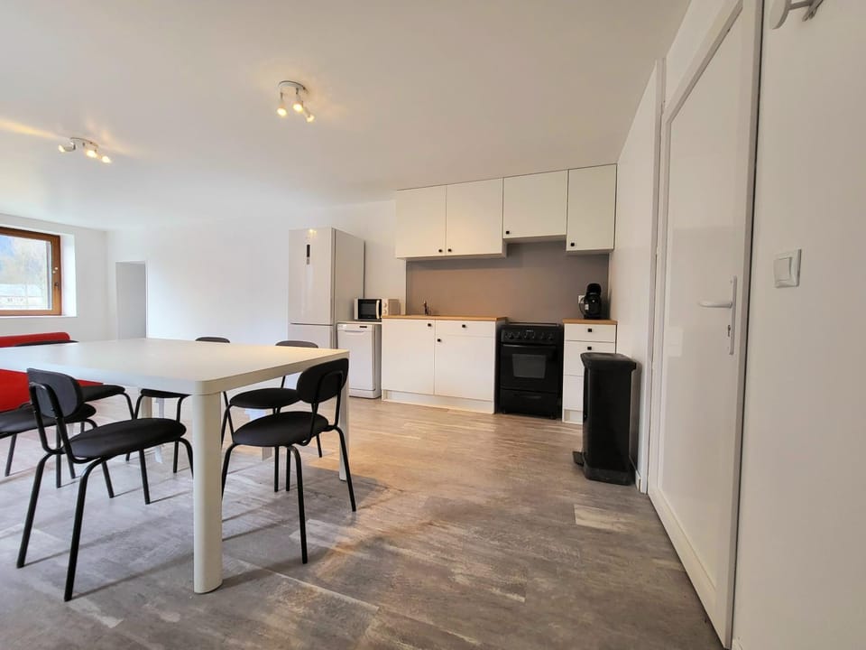 Kitchen or kitchenette, Dining area, oven, stove