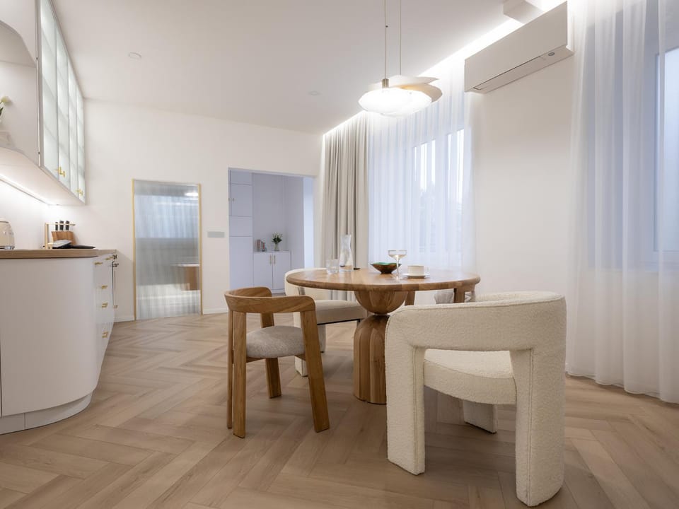 Kitchen or kitchenette, Dining area