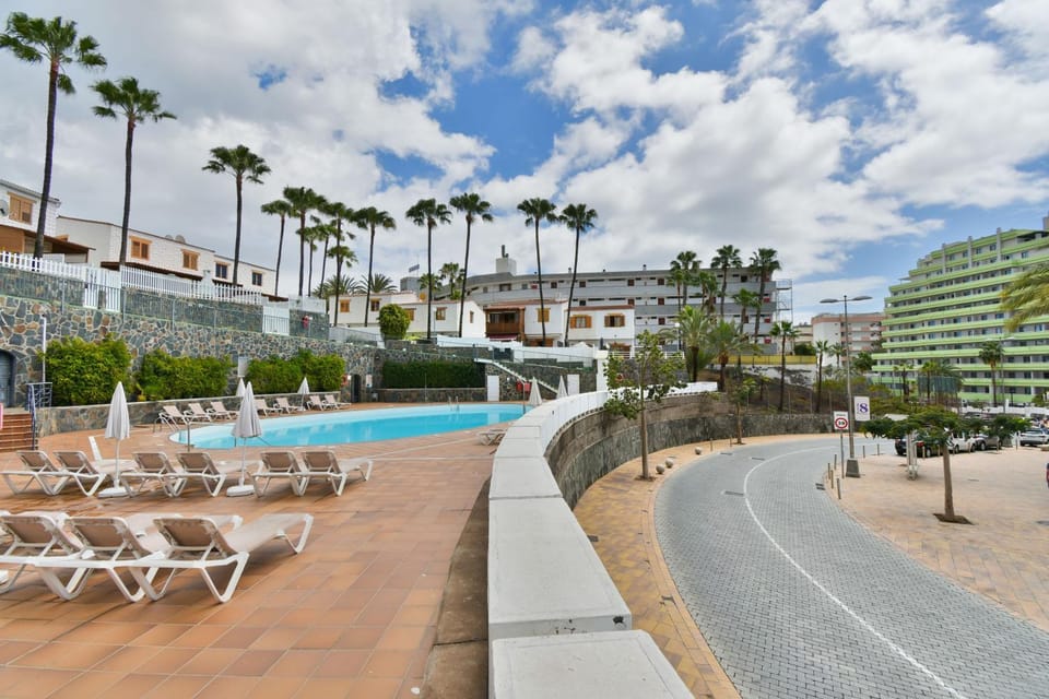 Property building, Day, Pool view, Swimming pool, sunbed
