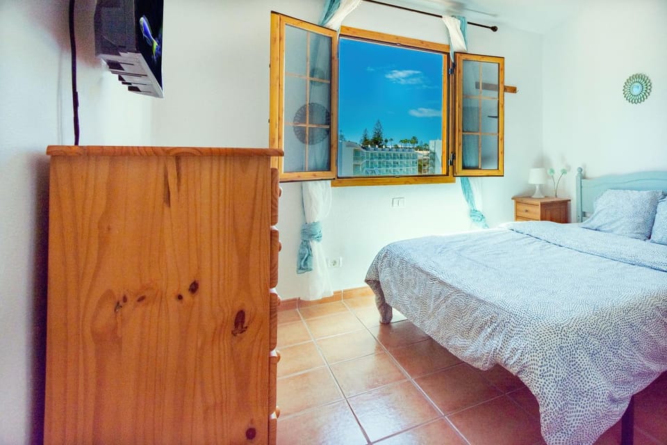 Bed, TV and multimedia, Photo of the whole room, Bedroom, wardrobe